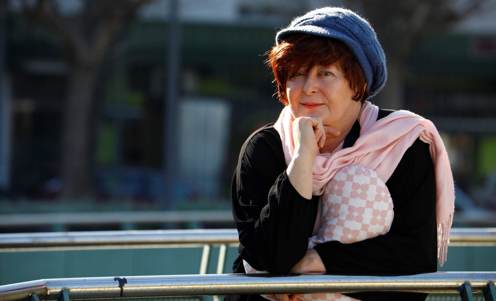 Ana María Lozano, con el cojín que las voluntarias de la AECC les entregan a las mujeres que pasan por una mastectomía.