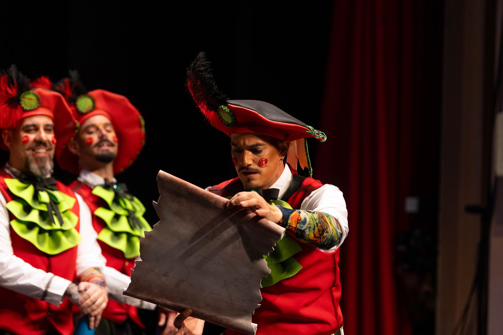 Imágenes de la actuación de la murga de Huelva "Los Lope de Pega" en el Carnaval Colombino