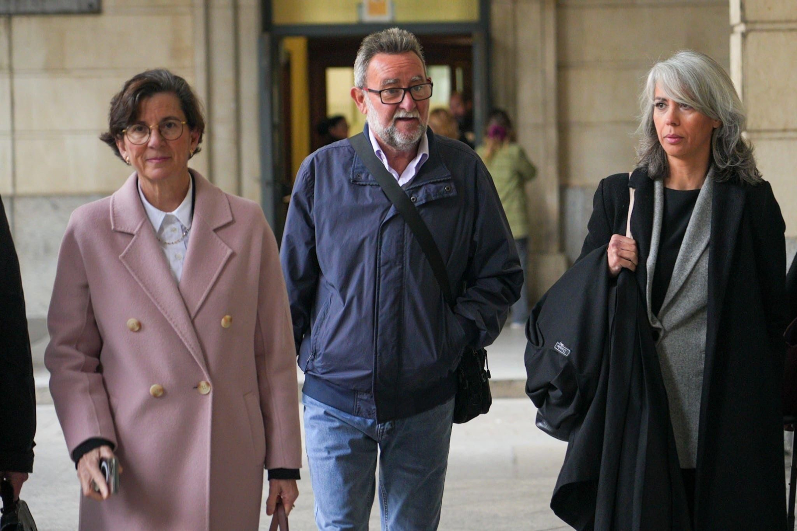 El ex secretario general de UGT-A Francisco Fernández Sevilla, en el centro, llega a la primera sesión del juicio.