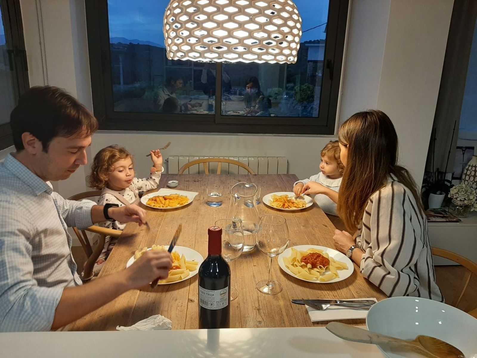 Familia consumiendo pasta.