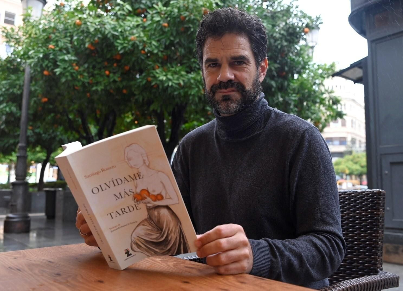 Santiago Romero, con su libro.