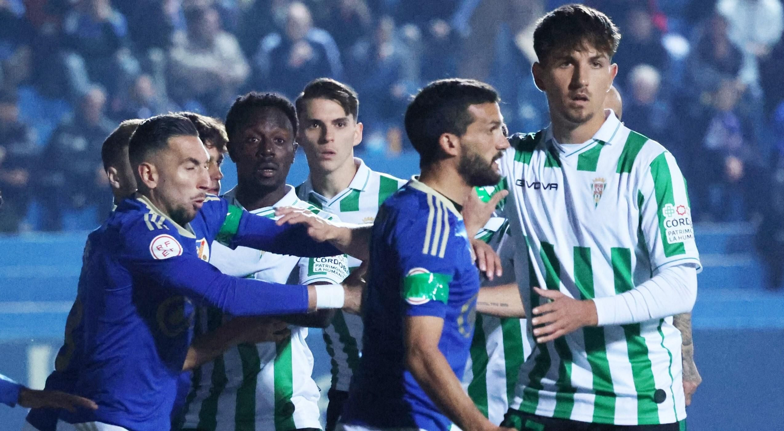 Diarra, a la espera del saque de un córner durante el Linares - Córdoba CF.