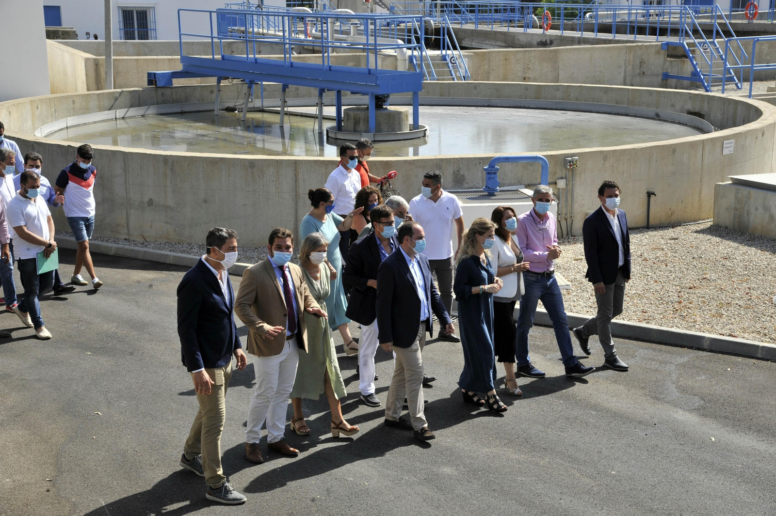 Autoridades hace varios años tras la realización de una mejora en la EDAR de Arcos.