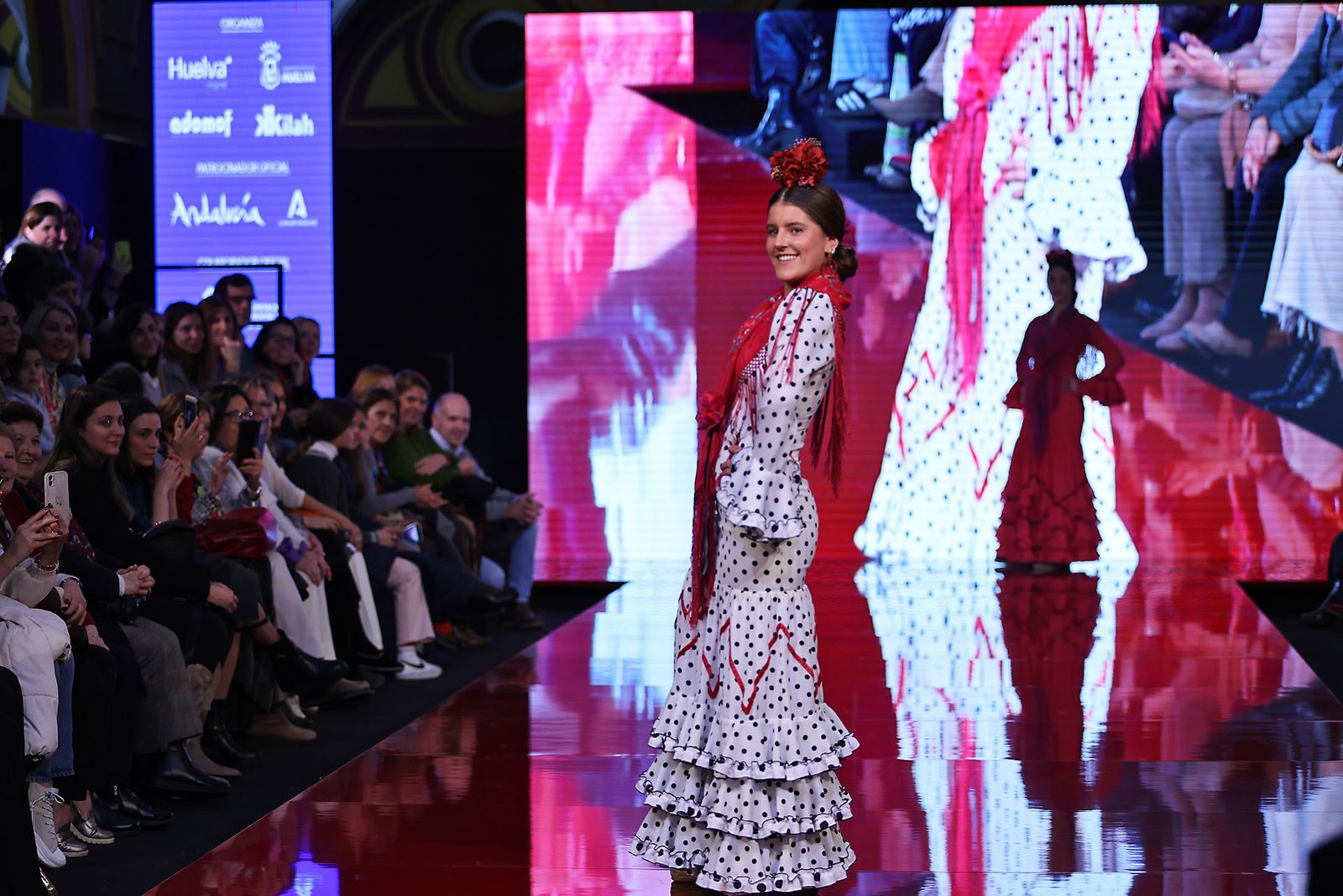 Imágenes de la pasarela Huelva Flamenca 2024