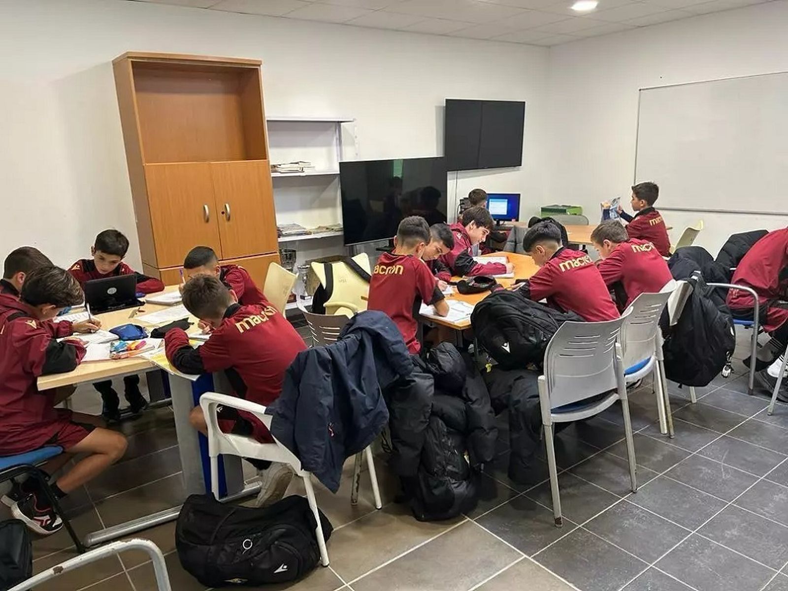 Canteranos del Cádiz en plena sesión de estudio.