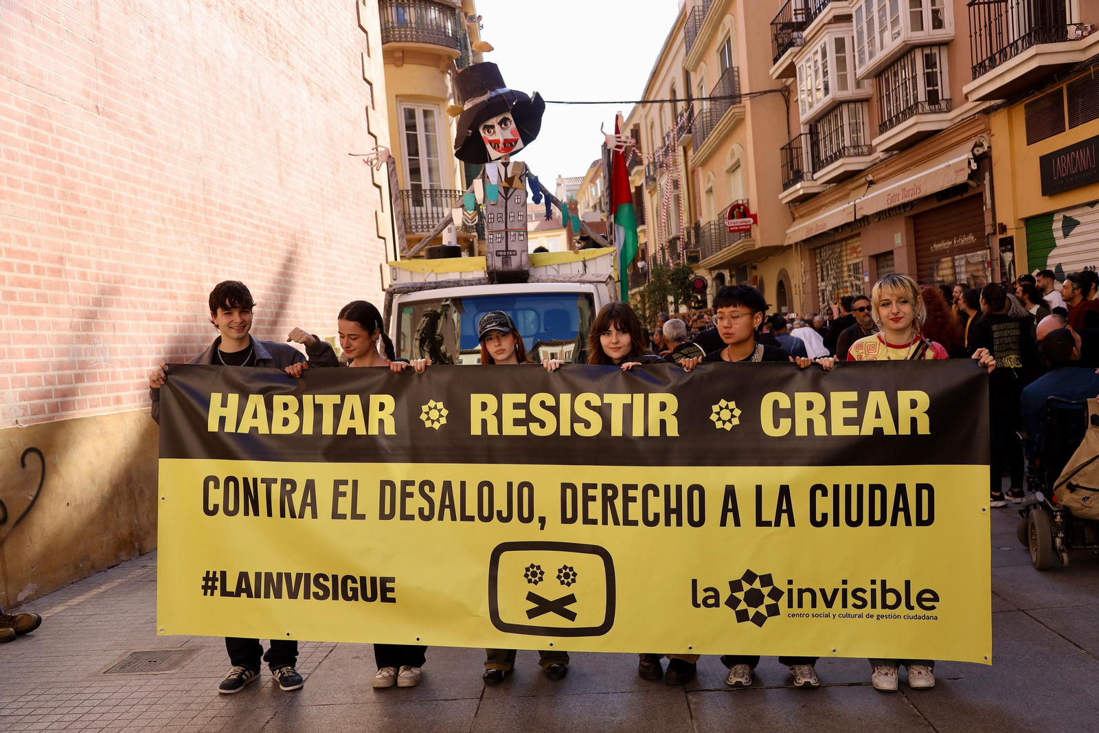 Cientos de personas salen a las calles de Málaga en apoyo a La Invisible, en fotos