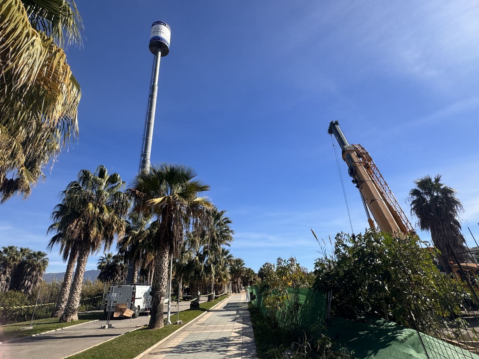 Malestar entre los vecinos de Playa Granada tras la colocación de una antena de telefonía móvil de 40 metros