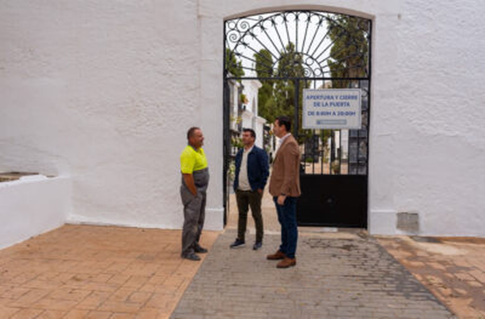 El alcalde de Nijar, José Francisco Garrido, en uno de los cementerios nijareños