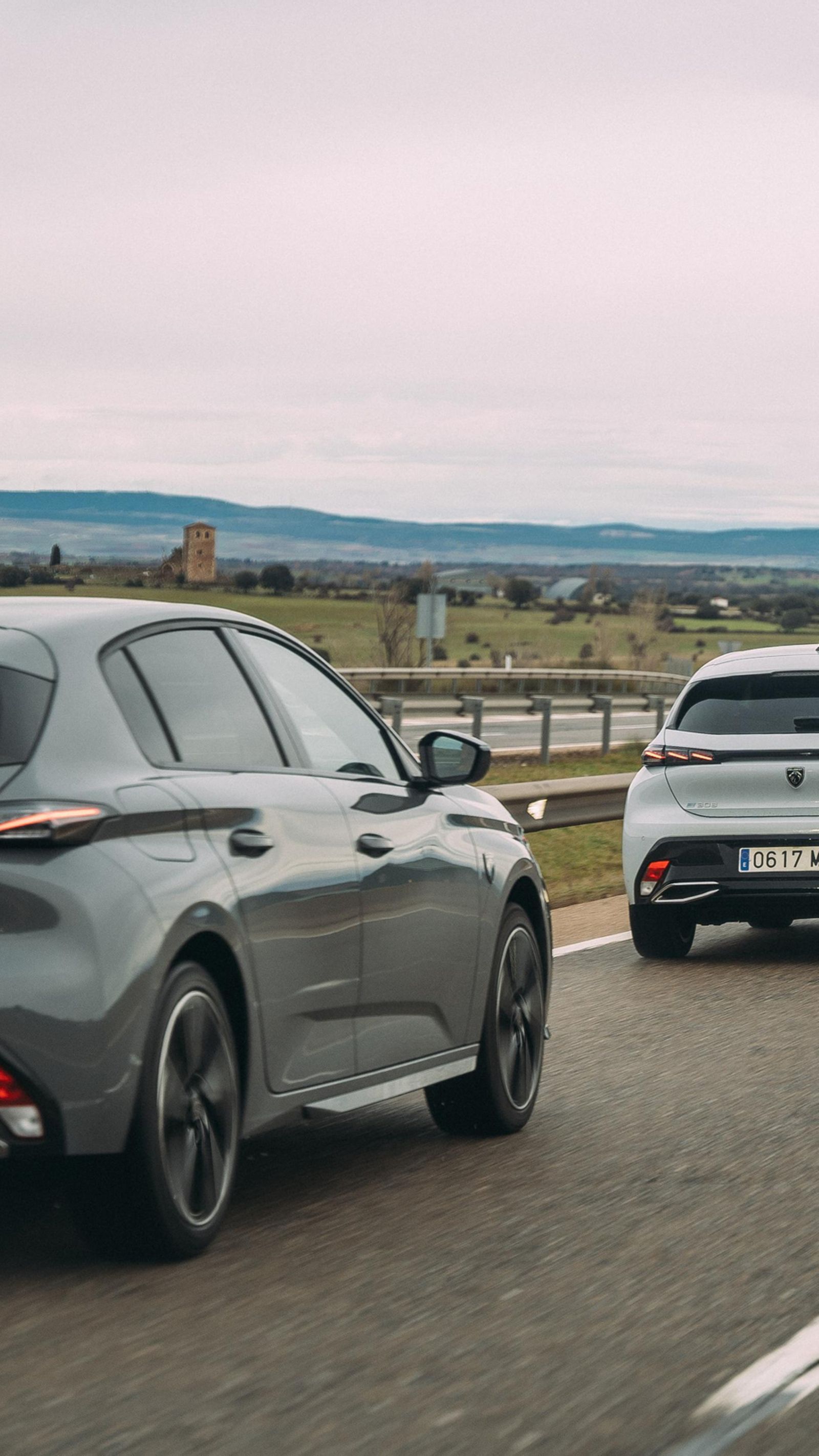 Como el resto de 308, éste eléctrico de Peugeot resulta especialmente adecuado para quien disfrute conduciendo.