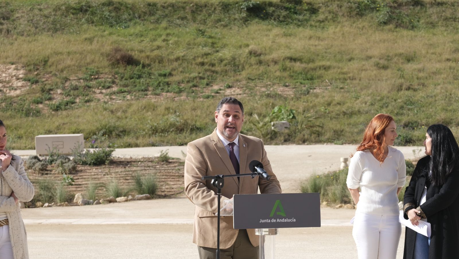 Imágenes de 'Versos por la Paz', en el Parque de La Hoya de Almería