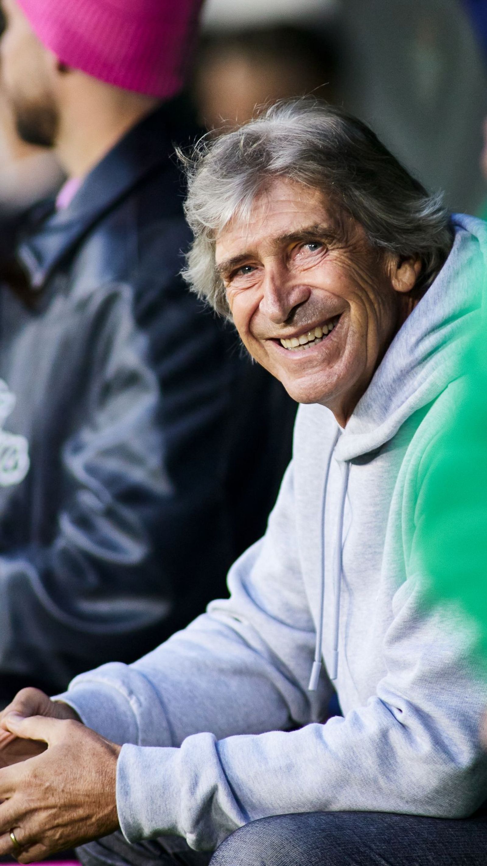 Un risueño Manuel Pellegrini, en su banquillo antes del Betis-Barcelona.