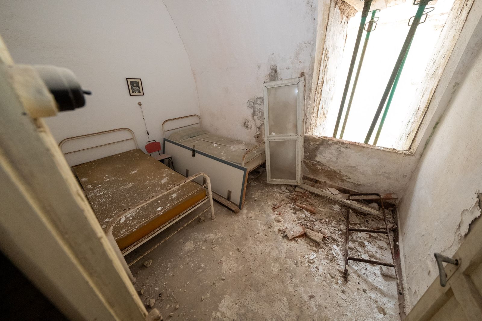 Camas de la antigua Casa del Niño Jesús, aún en las bóvedas de las Puertas de Tierra.