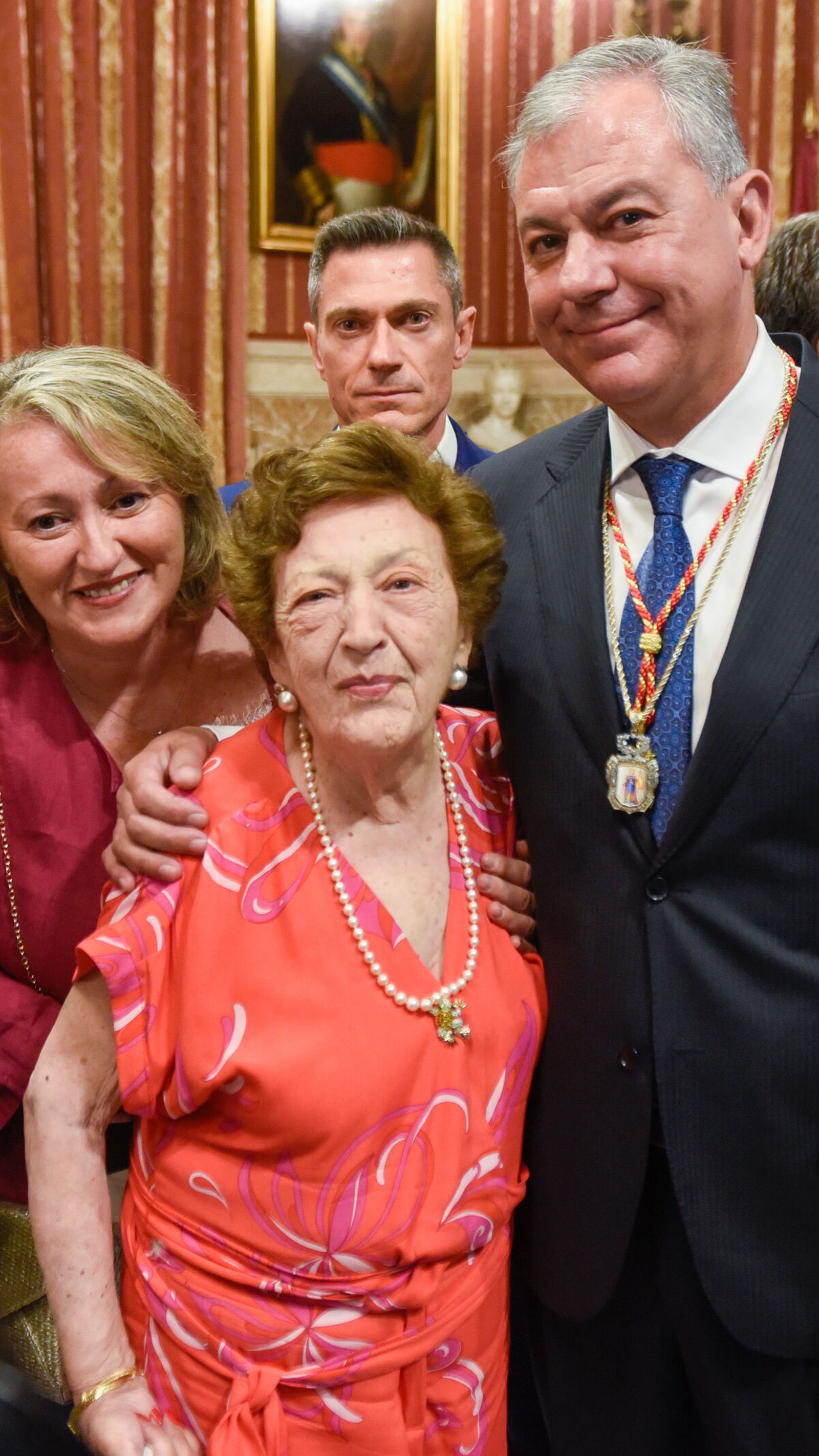 Sanz posa junto a su madre y hermanos tras ser investido alcalde.