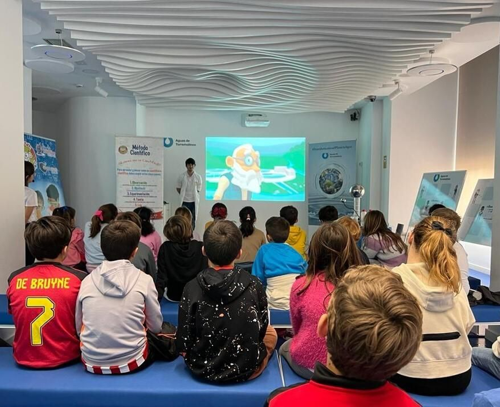 La sesión educativa en el colegio Benyamina.