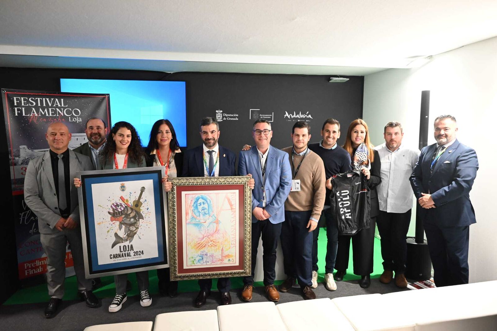 El alcalde de Loja, Francisco Joaquín Camacho  presentó los carteles de la Semana Santa y del Carnaval esta mañana en Fitur.