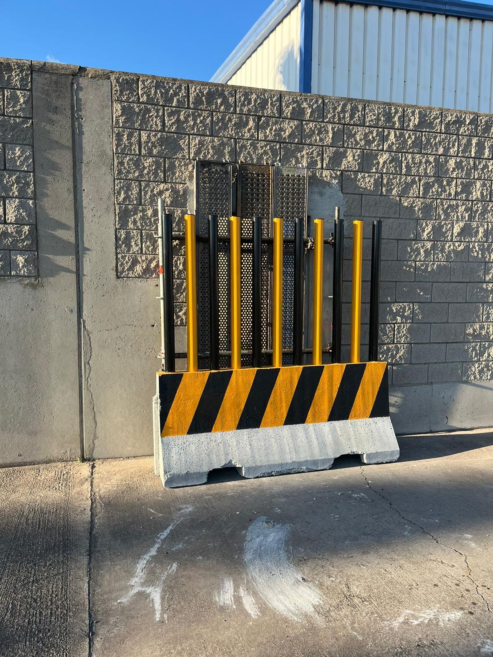 La puerta de las subcontratas de Acerinox, cerrada.