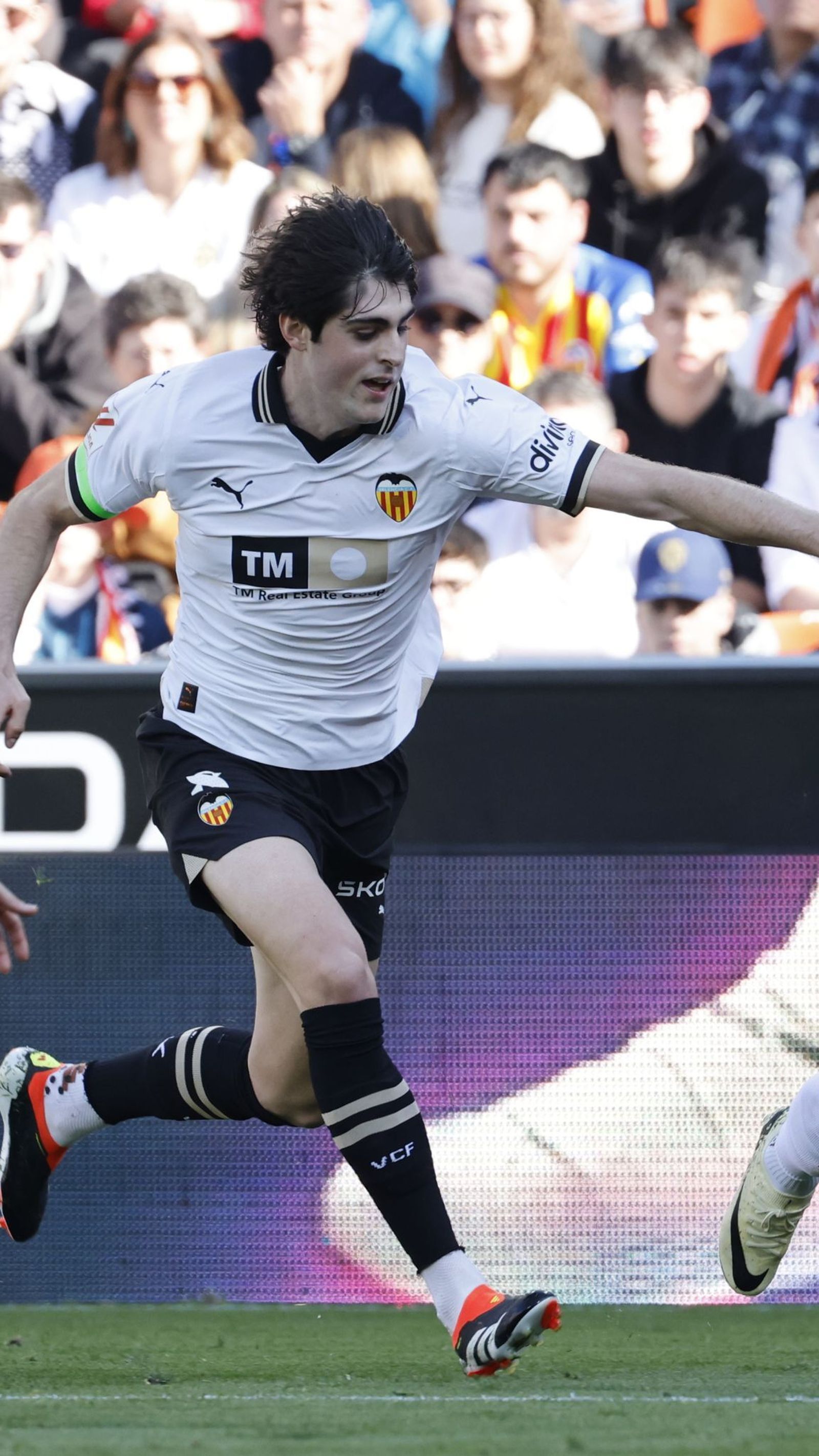 Largie Ramazani busca meterse en el área superando a Javi Guerra.