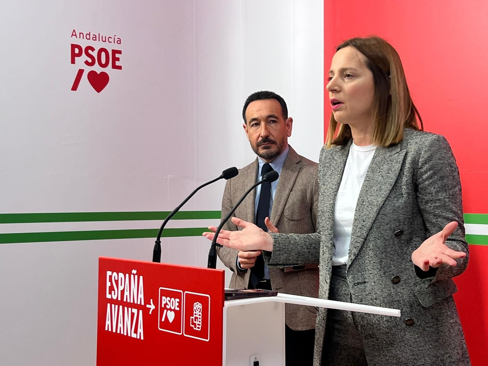 Fernando López Gil y Ana Carerra, durante su intervención.