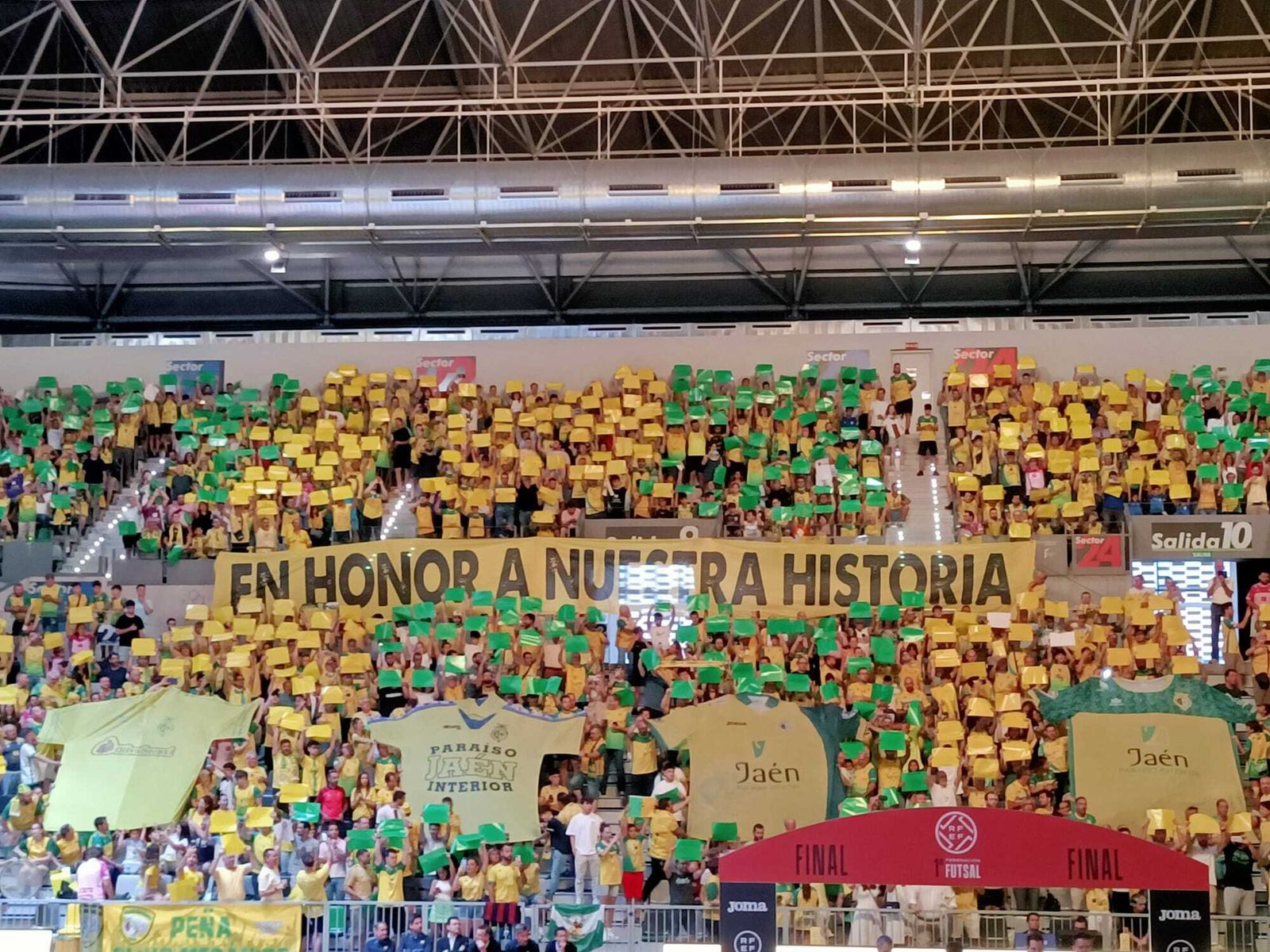 La peña Olivo Mecánico durante el partido final de Play Off por el título