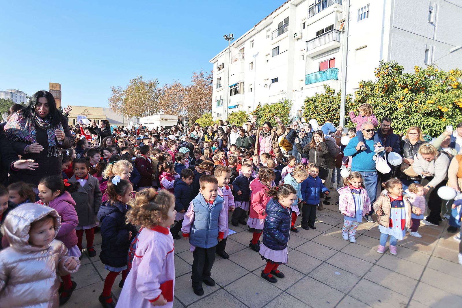 Imágenes del acto del Día a la No Violencia y la Paz del Colegio La Hispanidad