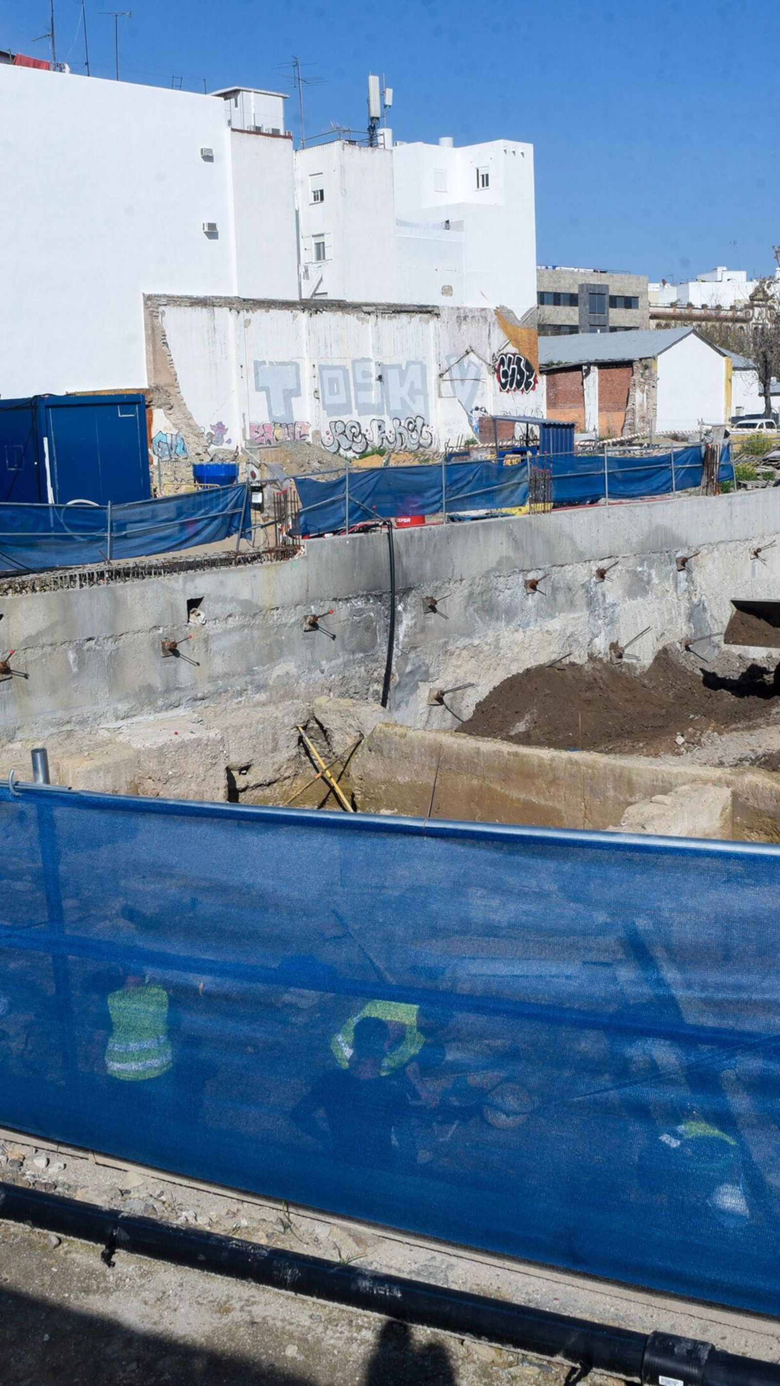 Vista de la parcela junto a la antigua Fábrica de Vídrio de la Trinidad.