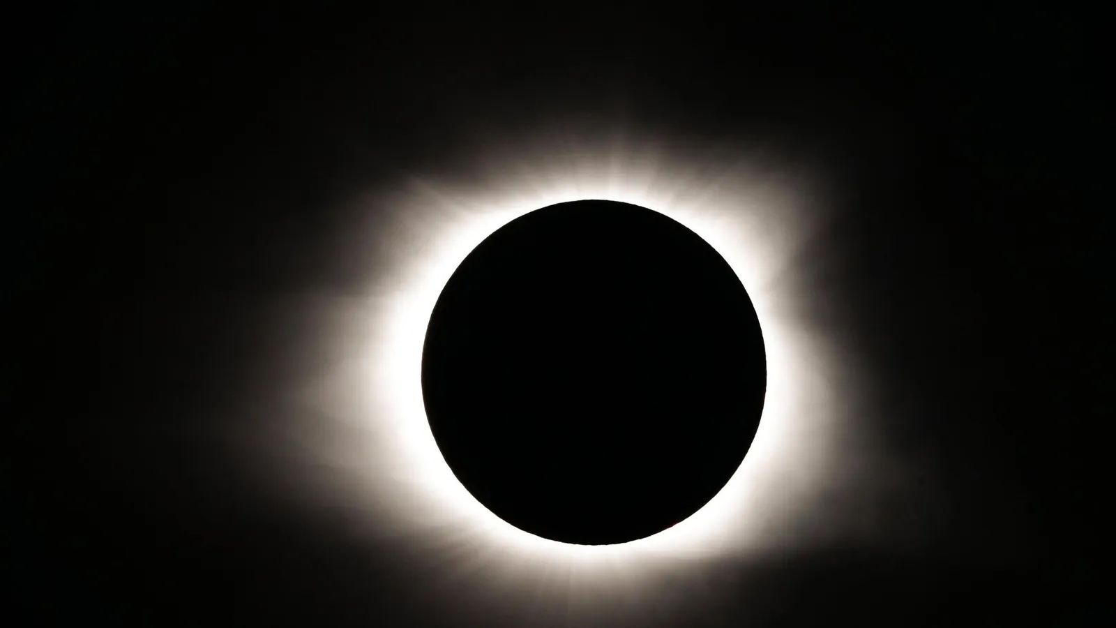 El borde del disco solar es la parte que irradia menos luminosidad.