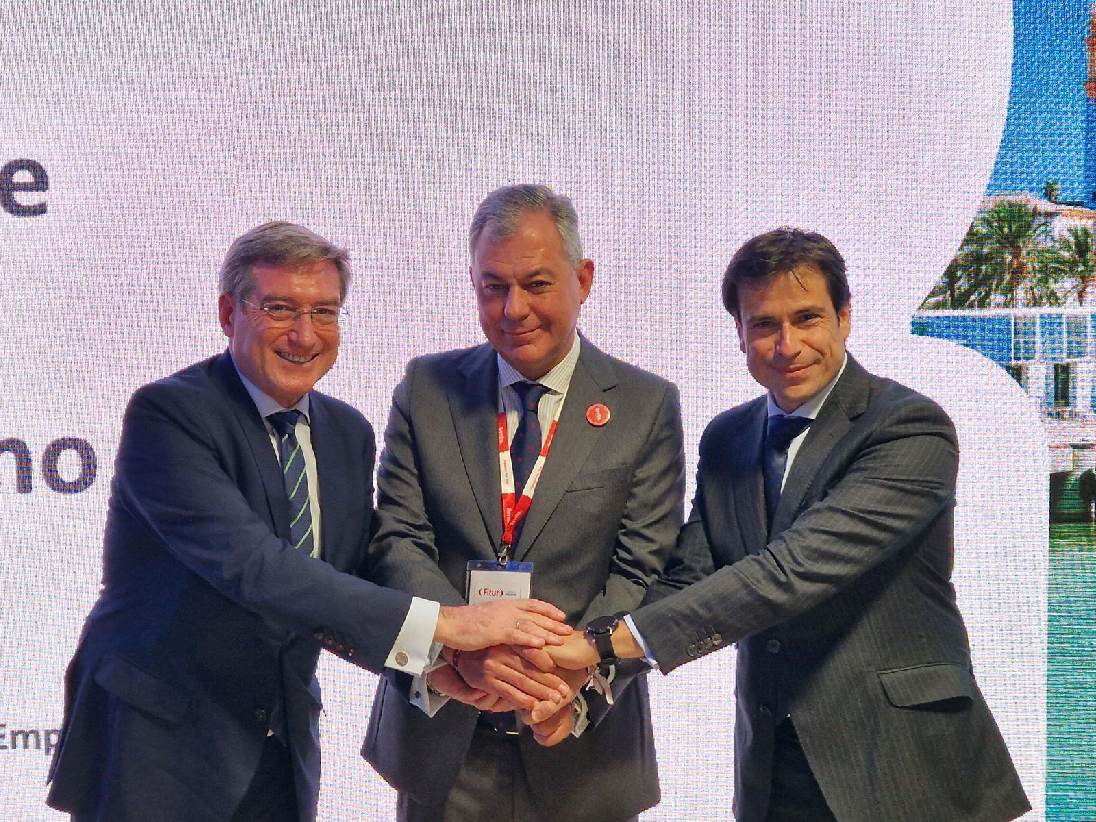 El presidente del Puerto, el alcalde de Sevilla y el presidente de ASET, en el stand de Sevilla en Fitur