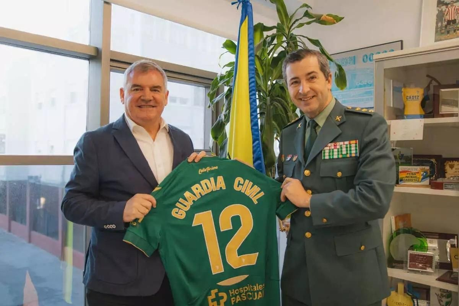 Entrega de la camiseta dedicada a la Benemérita.