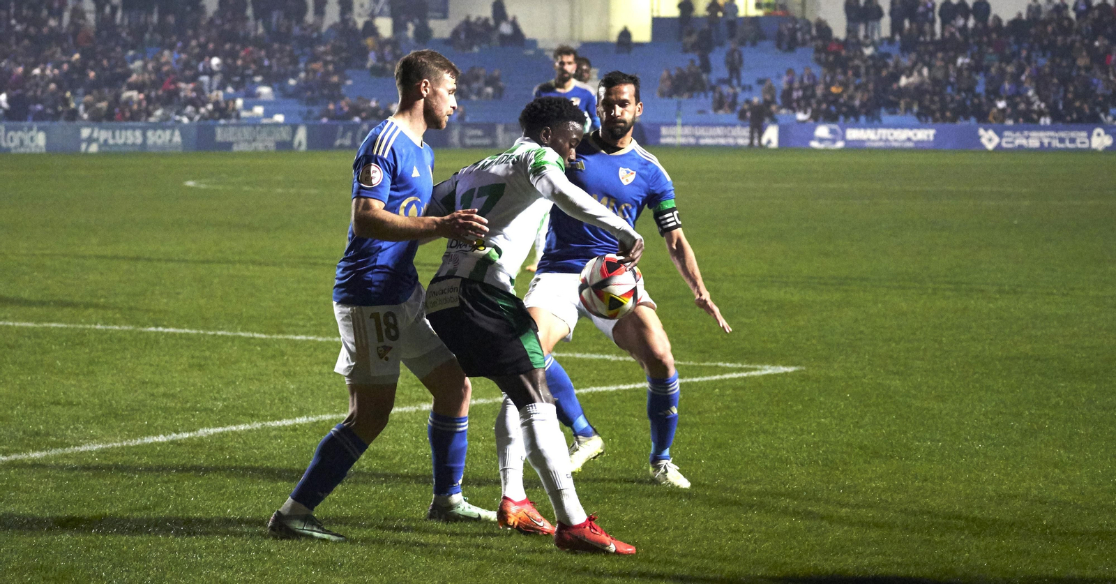 Adilson Mendes (Córdoba CF) es rodeado por dos jugadores del Linares.