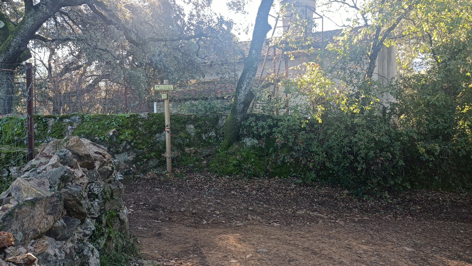 Otro poste informando de los senderos por la zona.