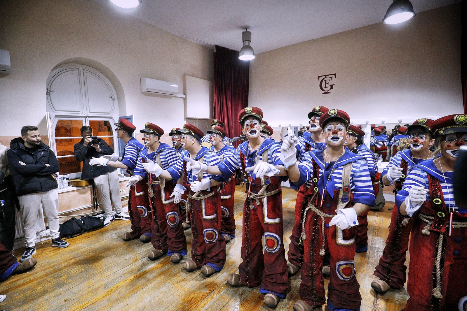 La comparsa 'Y seguimos cantando' calienta voces en un camerino del Falla.