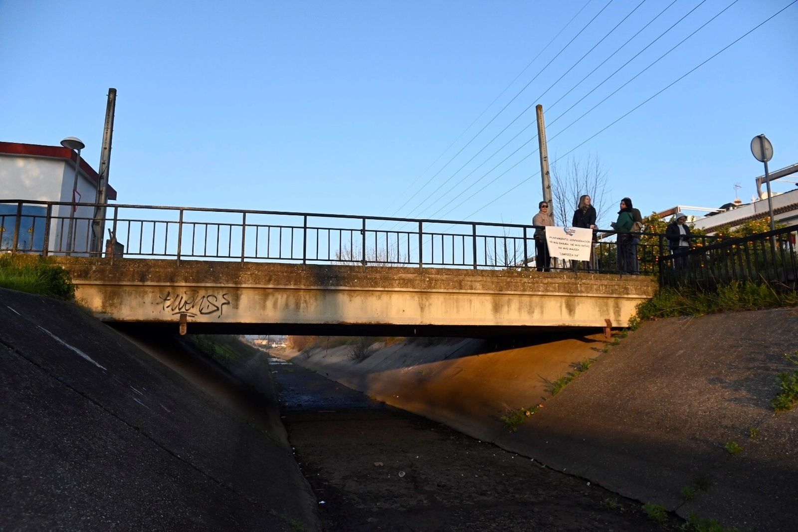 Vecinos de San Rafael de la Albaida protestan por la falta de limpieza y mantenimiento del canal del Guadalmellato en Córdoba, en imágenes