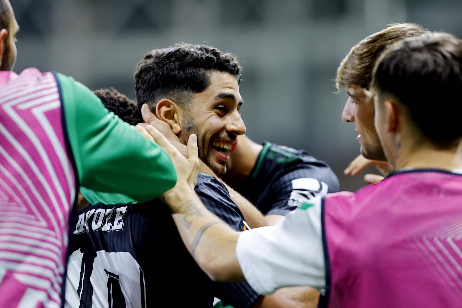 Ayoze es felicitado por sus compañeros tras conseguir el gol del triunfo verdiblanco.