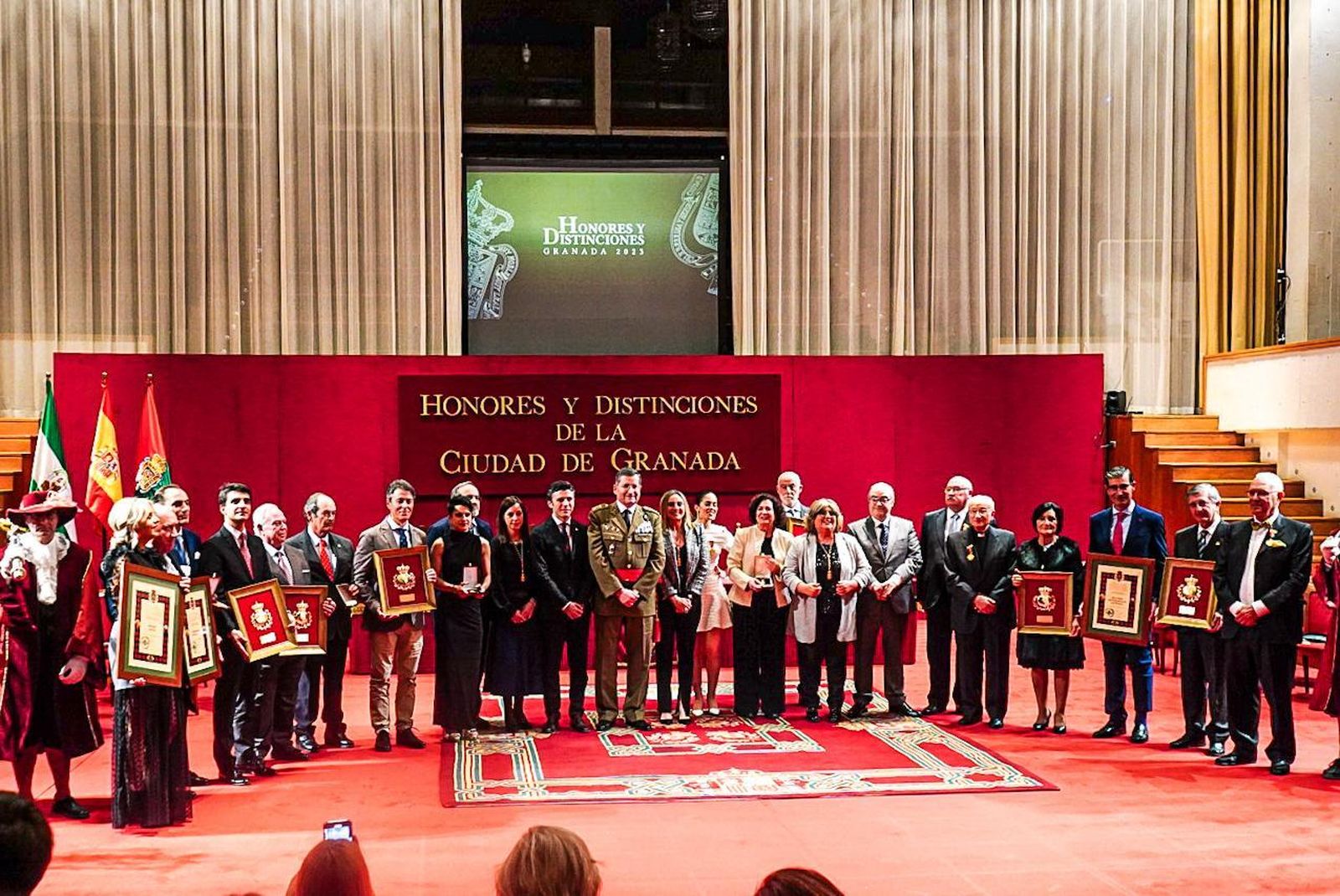 Foto de familia de los premiados, anoche en el Falla.