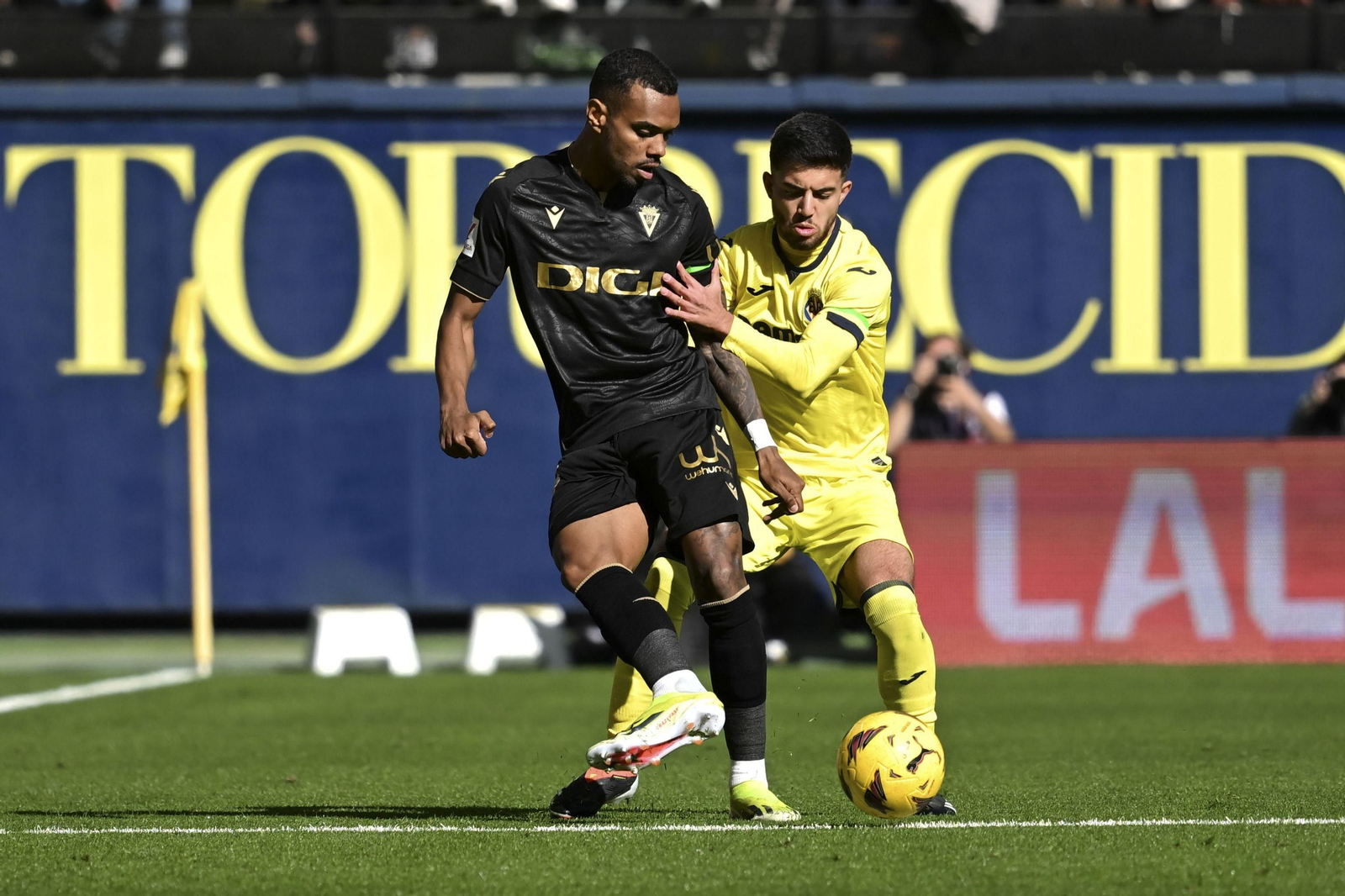 Lucas Pires golpea el balón ante al acecho de Ilias.