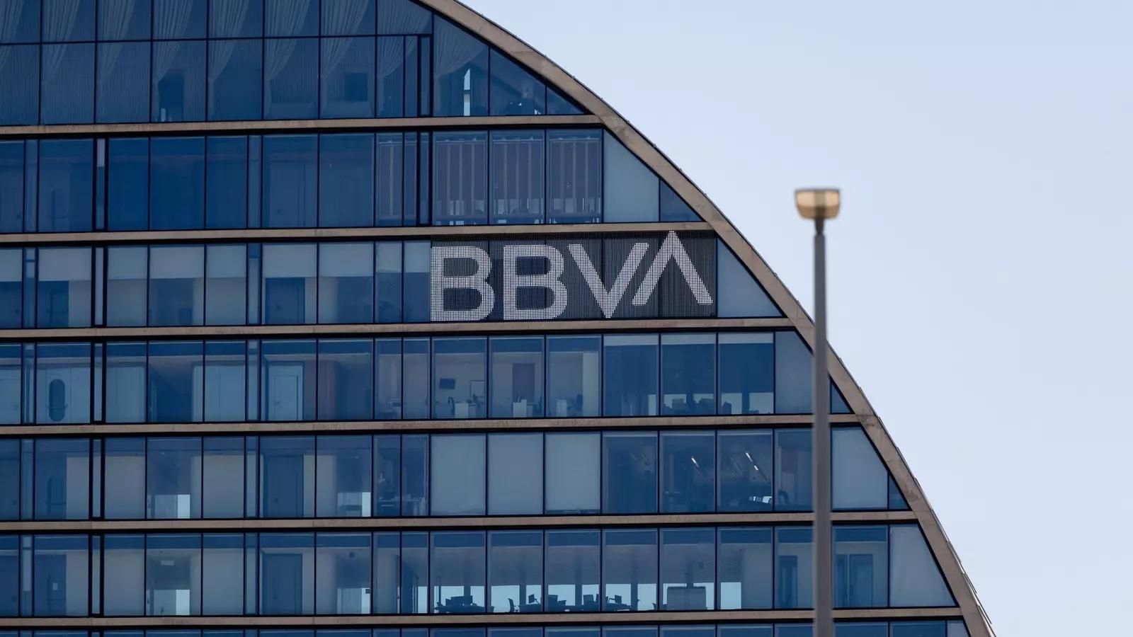 Fachada de la sede de BBVA, a 31 de julio de 2024, en Madrid (España). BBVA ha dado hoy algunos detalles más sobre los ahorros de costes que prevé obtener de la OPA de carácter hostil que ha anunciado sobre Banco Sabadell, incluyendo un ahorro de 300 mill