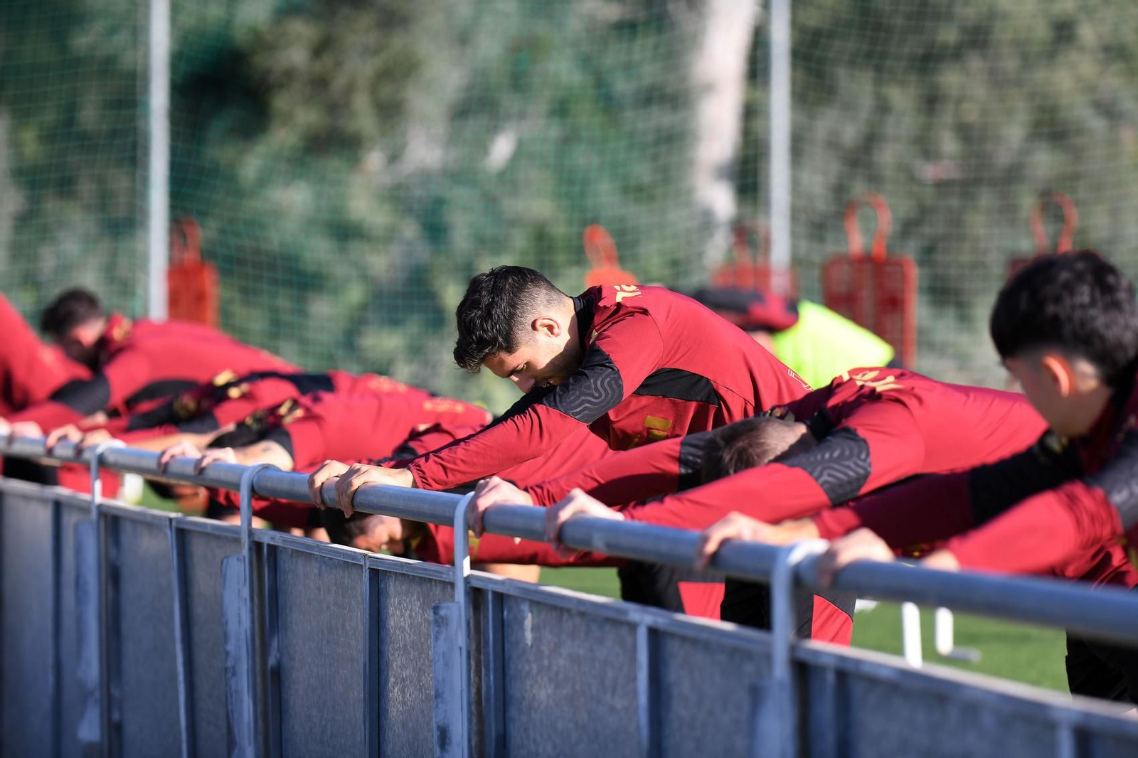 Cabezas agachadas junto a la valla del campo 4 de El Rosal.