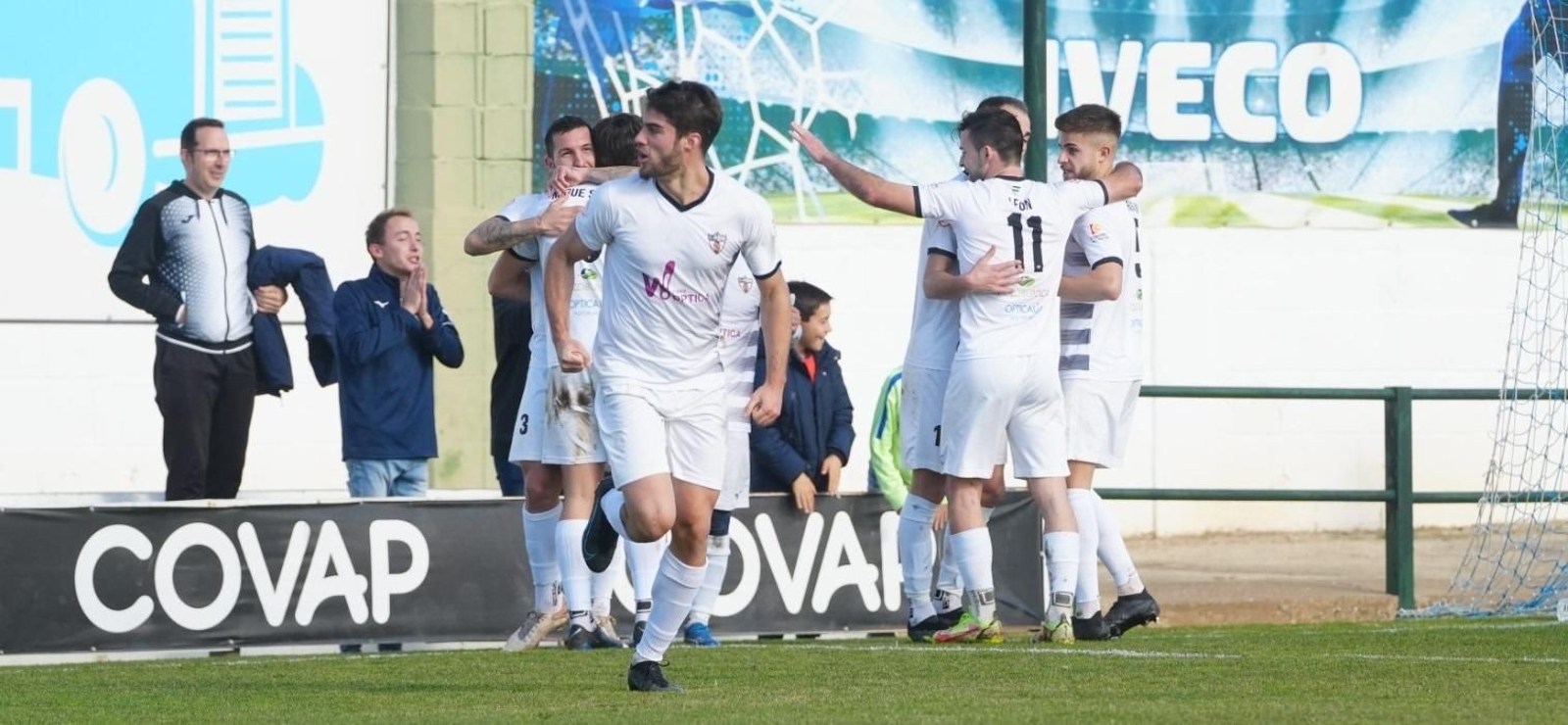 Los jugadores del Pozoblanco celebran el gol de Abraham.
