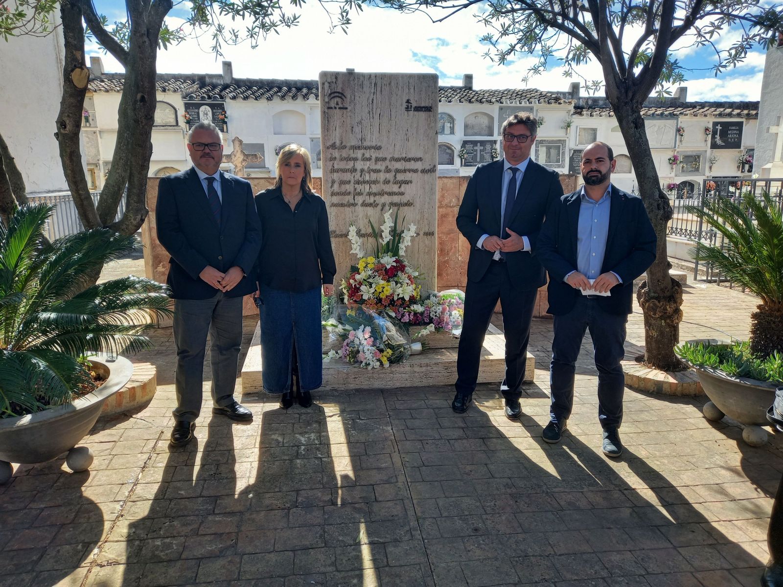 Representantes institucionales en el cementerio de Puente Genil.