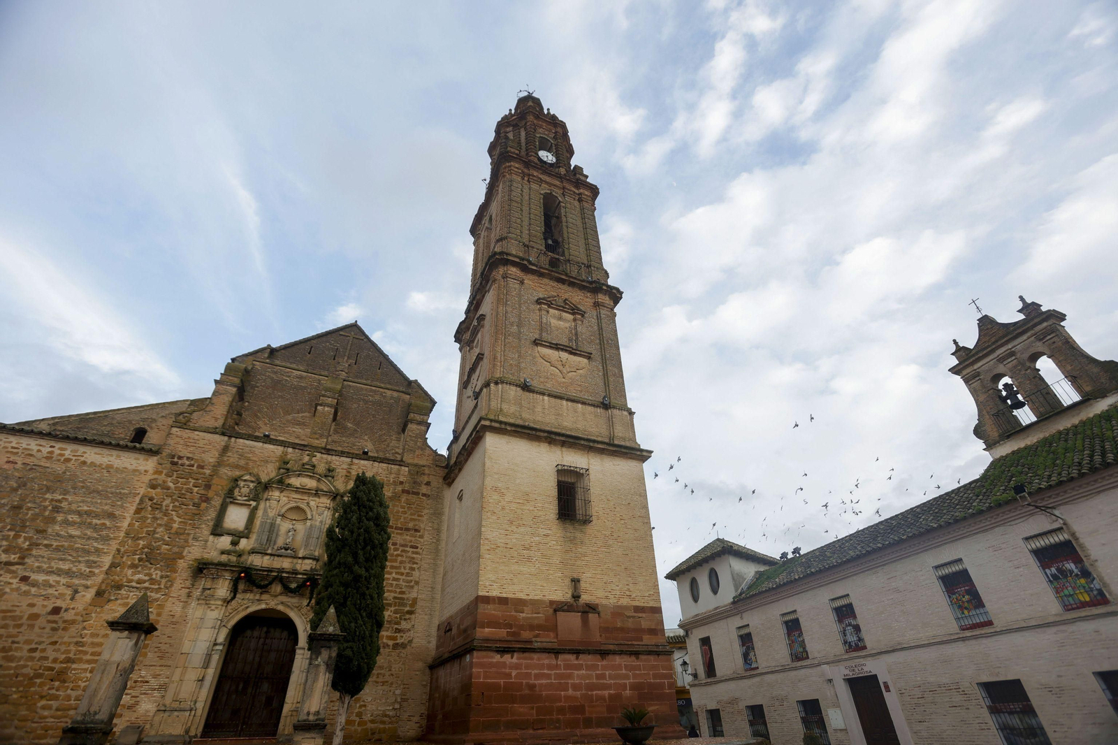 La torre inclinada de la iglesia de la Asunción de Bujalance.