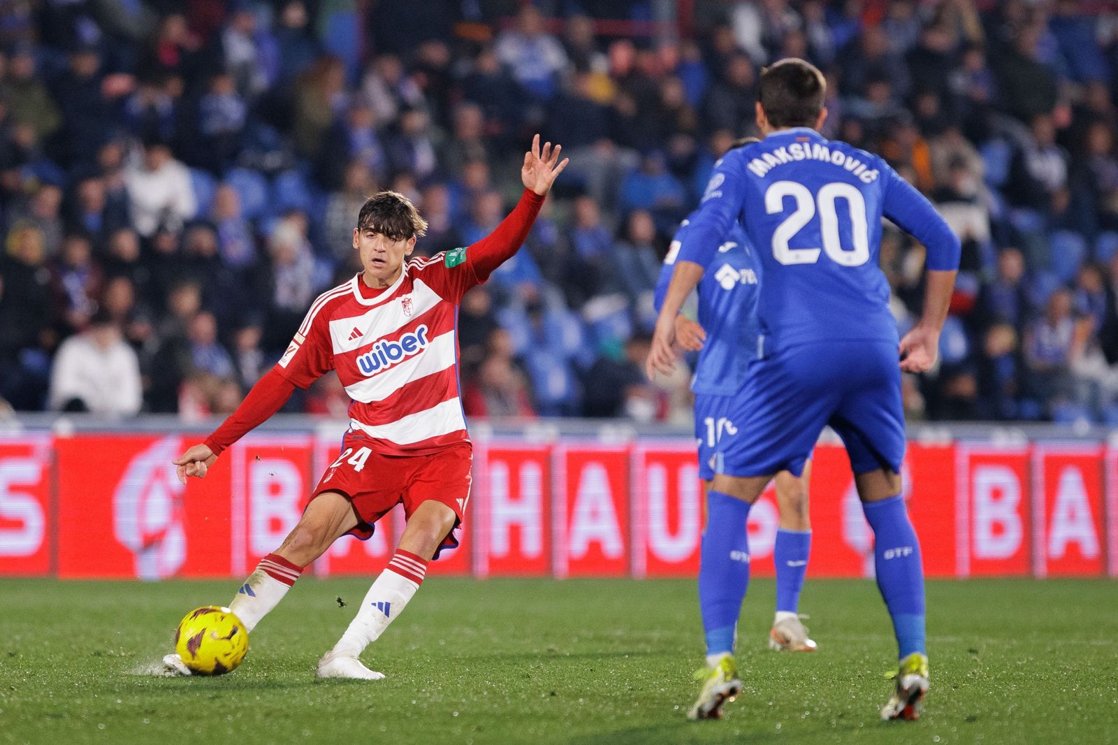 Gonzalo Villar golpea el balón en el partido ante el Getafe