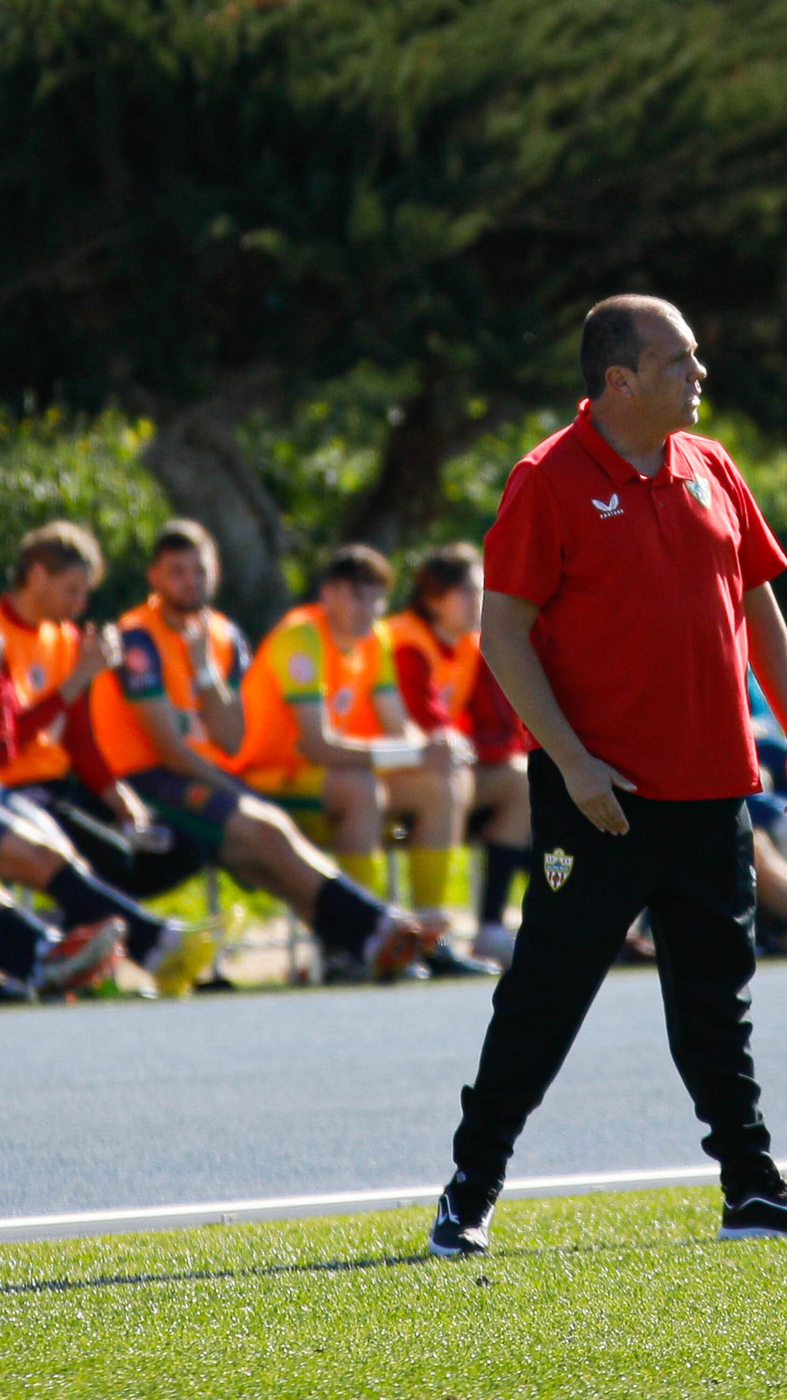 Alberto Lasarte da instrucciones desde la banda.