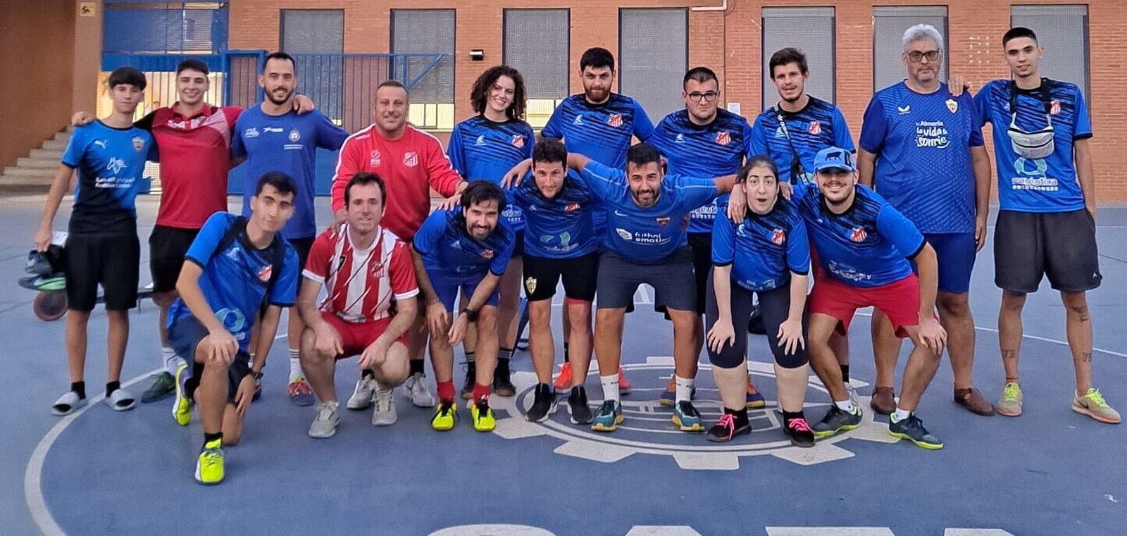Foto de familia entre integrantes del Sporting Almería y A Toda Vela durante una actividad celebrada.