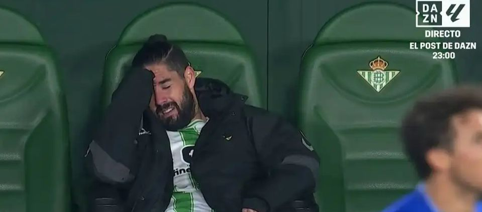 Imagen de DAZN de Isco preocupado en el banquillo.