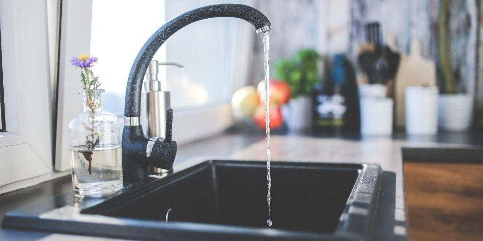 Grifo de agua abierto.