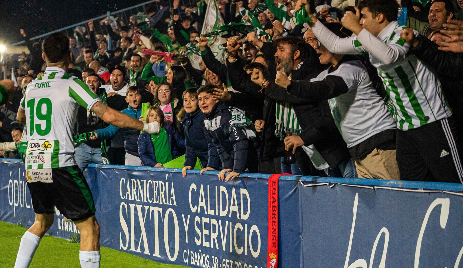 Toril celebra el segundo gol del Córdoba CF en Linares con la afición blanquiverde.