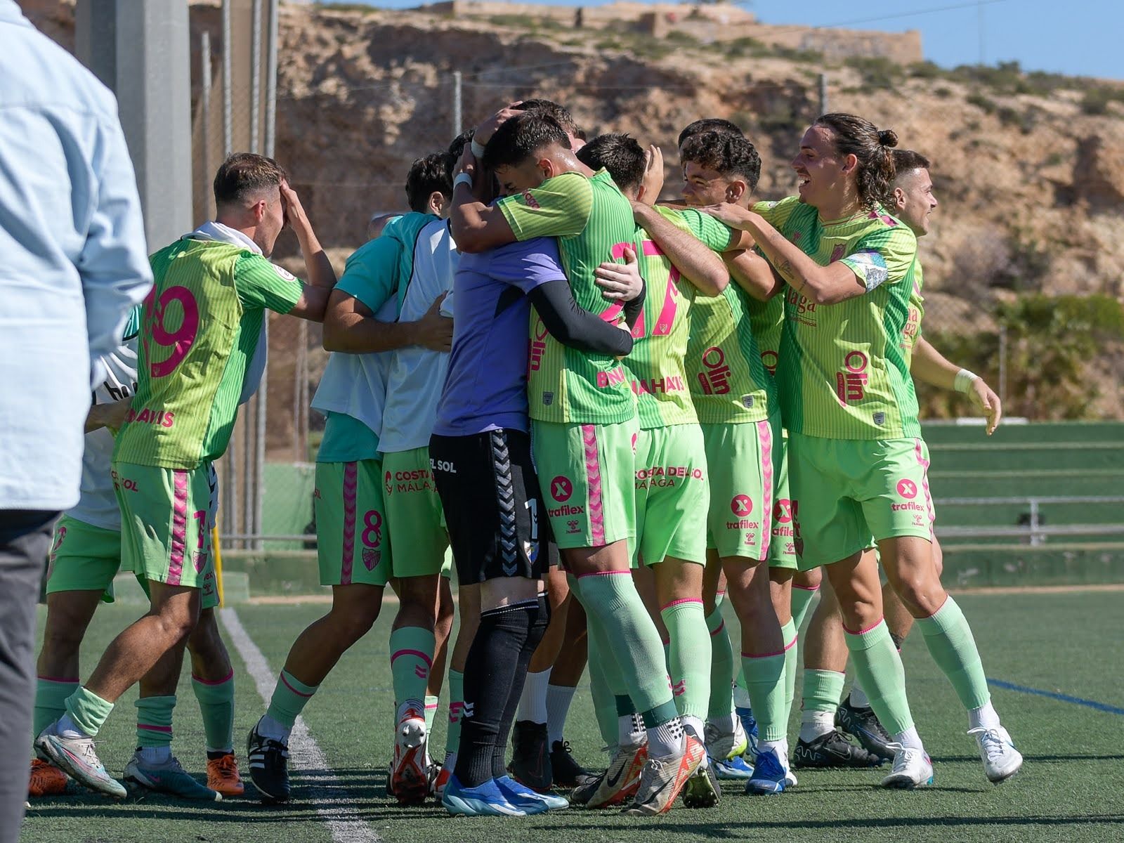 Los malagueños celebran uno de sus goles ante el Poli Almería.