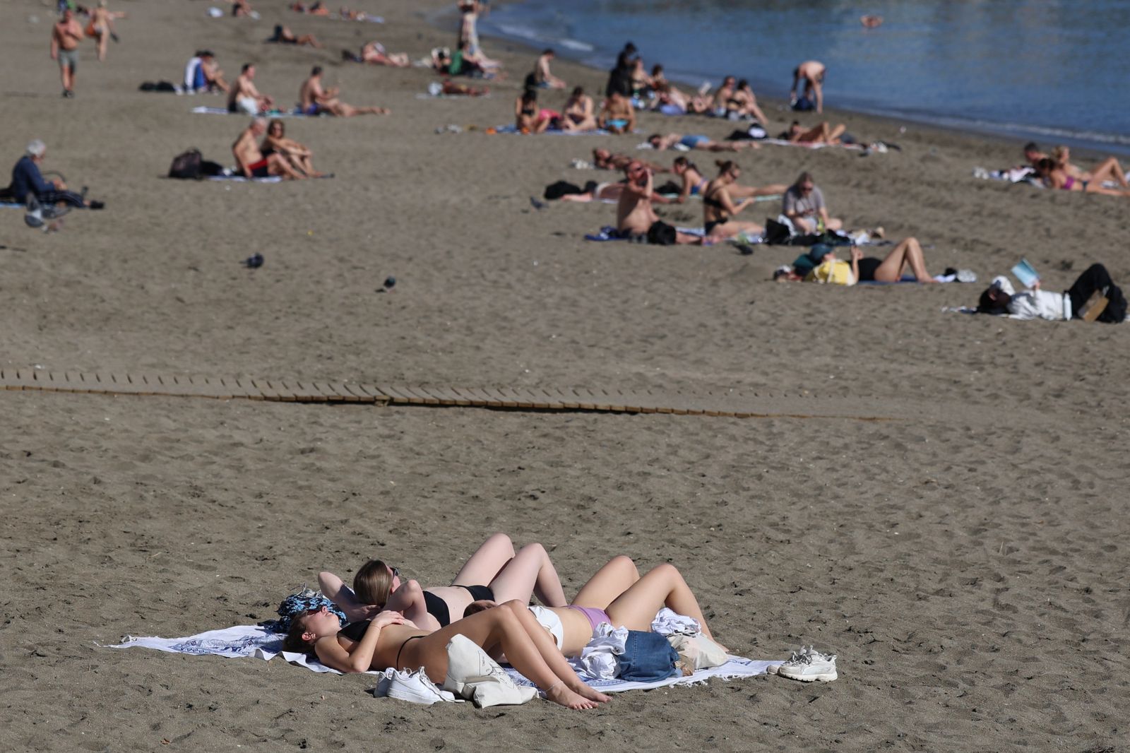 Enero y... día de playa en Málaga: la subida de las temperaturas deja estas imágenes