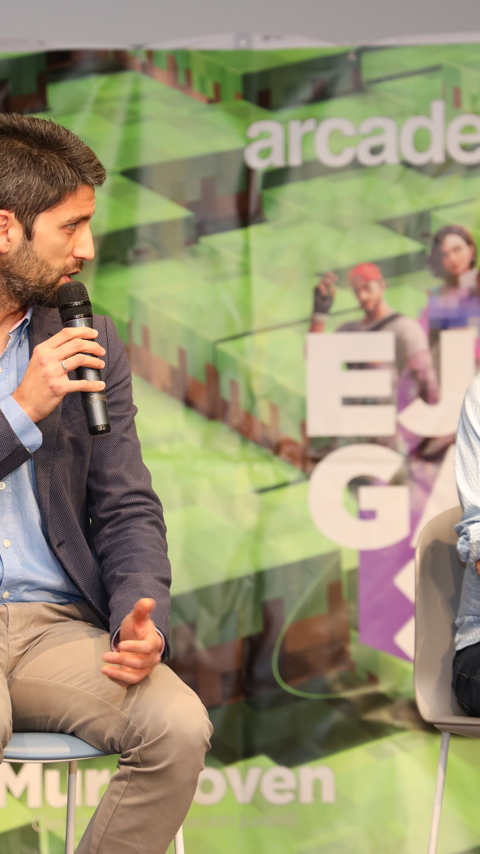 Joaquín de la Casa, responsable de Arcade Bits, y Javier Rodríguez, concejal de Juventud del Ayuntamiento de El Ejido.