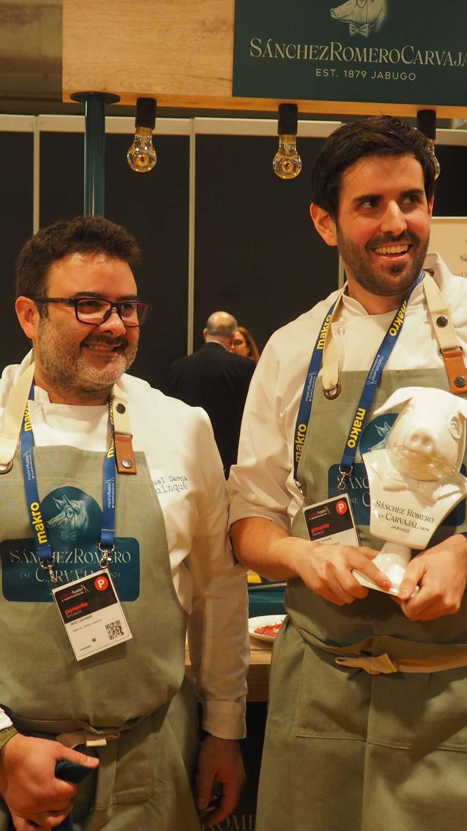 El chef Carlos Griffo con el galardón a la mejor croqueta